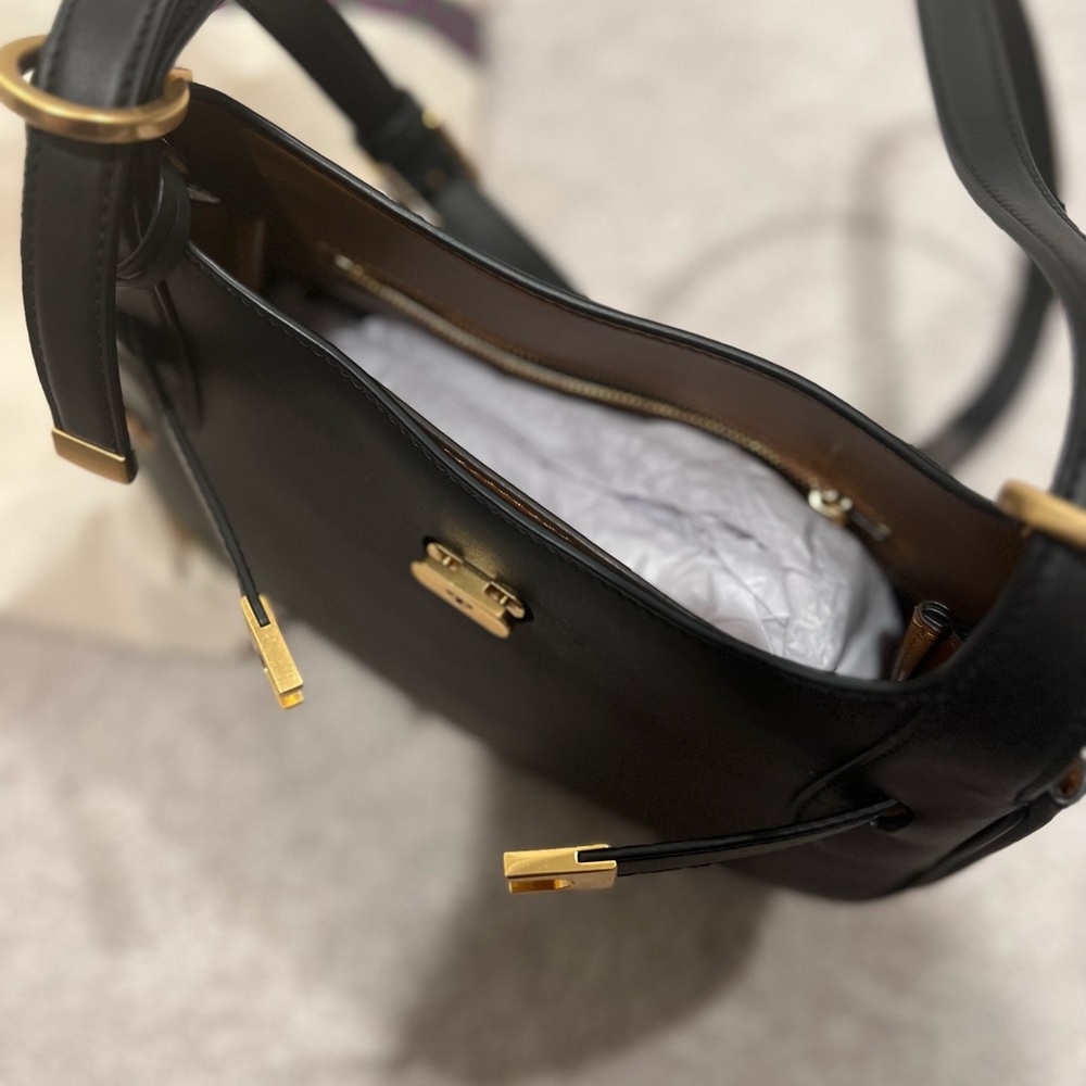 Beautiful medium size of Tory Burch crossbody bag
